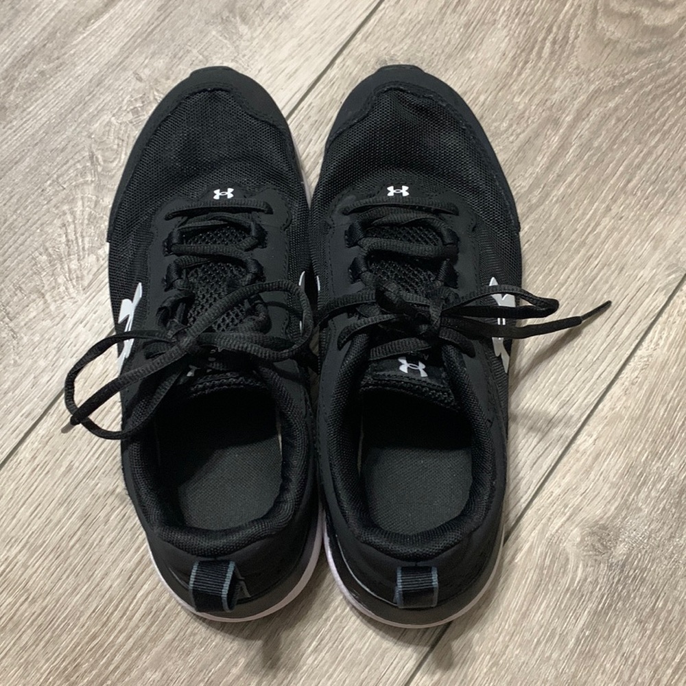 Boys under armor tennis shoes